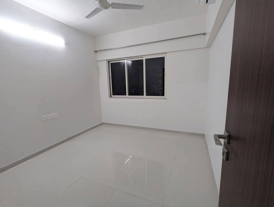 2 BHK + Extra Room Apartment For Rent in Omkar Signet