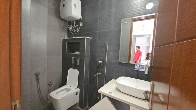 Bathroom, chattarpur 3 Bedroom 1000 Sq.Ft. Builder Floor In Chattarpur Delhi 10372091