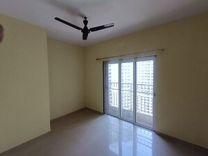 Room in 2 BHK Apartment at Indiabulls Park, New Panvel – for Rent