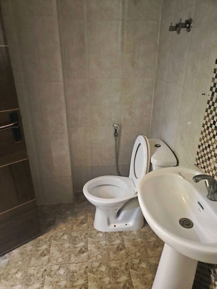 Bathroom, galaxy-royale 2 Bedroom 990 Sq.Ft. Apartment In Gaur City 2 Greater Noida 10372133