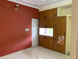 Room in 2.5 BHK Apartment at Mayur Vihar – for Rent