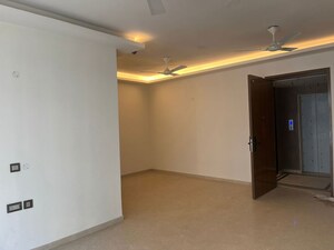 Room in 3 BHK Builder Floor at Dlf Phase ii – for Rent