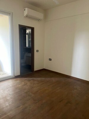 Room in 3 BHK Builder Floor at Dlf Phase ii – for Rent