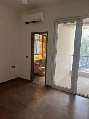 Room in 3 BHK Builder Floor at Dlf Phase ii – for Rent