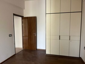 Room in 3 BHK Builder Floor at Dlf Phase ii – for Rent