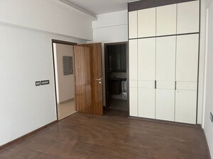 Room in 3 BHK Builder Floor at Dlf Phase ii – for Rent