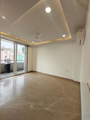 Room in 3 BHK Builder Floor at Dlf Phase ii – for Rent