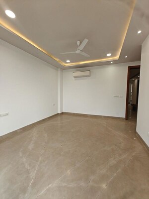 Room in 3 BHK Builder Floor at Dlf Phase ii – for Rent