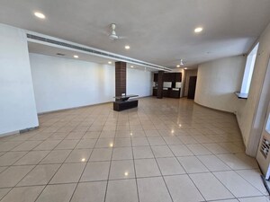 Parking in 3 BHK Apartment at Churchgate – for Rent