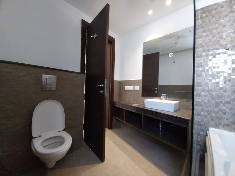 Bathroom, safdarjung enclave 3 Bedroom 1650 Sq.Ft. Builder Floor In Safdarjung Enclave Delhi 10372248