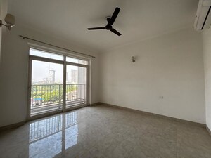 Room in 3 BHK Apartment at Jaypee Greens Pavilion Court, Sector 128 – for Rent