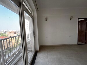 Room in 3 BHK Apartment at Jaypee Greens Pavilion Court, Sector 128 – for Rent