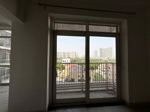 Room in 3 BHK Apartment at Jaypee Greens Pavilion Court, Sector 128 – for Rent