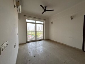 Room in 3 BHK Apartment at Jaypee Greens Pavilion Court, Sector 128 – for Rent
