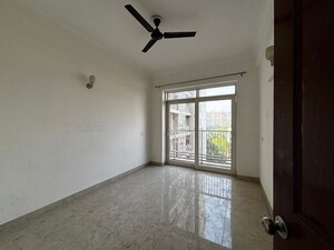Room in 3 BHK Apartment at Jaypee Greens Pavilion Court, Sector 128 – for Rent