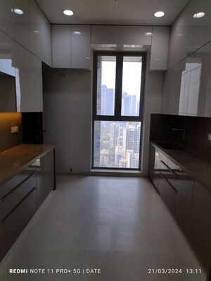 Room in 4 BHK Apartment at Kalpataru Oceana, Prabhadevi – for Rent
