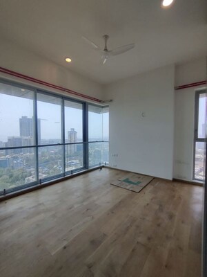 Room in 4 BHK Apartment at Kalpataru Oceana, Prabhadevi – for Rent