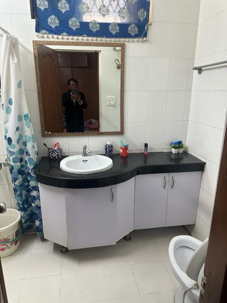 Attached Bathroom, kailash colony 3 Bedroom 1600 Sq.Ft. Builder Floor In Kailash Colony Delhi 10372294