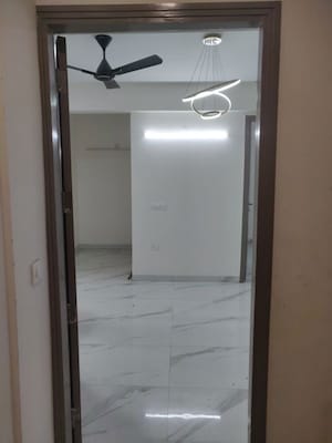 Room in 2.5 BHK Apartment at Smart World Gems, Sector 89 – for Rent