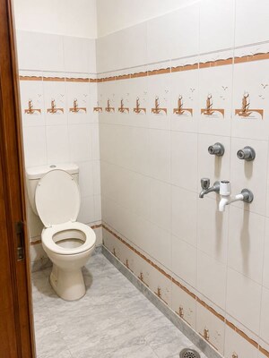 Bathroom in 1 BHK Builder Floor at Rohini Sector 16 – for Sale