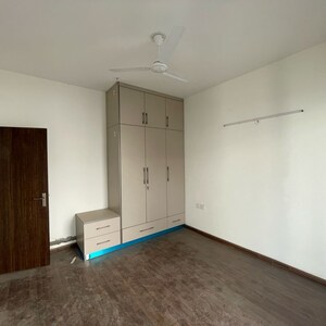 Room in 3 BHK Apartment at BPTP Amstoria, Sector 102 – for Rent