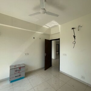 Room in 3 BHK Apartment at BPTP Amstoria, Sector 102 – for Rent