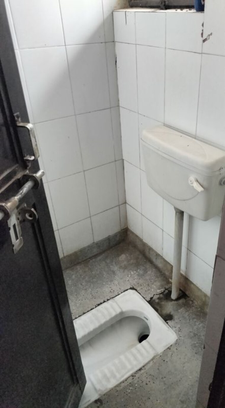 Bathroom, mahadev-apartments-noida 1 RK 400 Sq.Ft. Apartment In Sector 73 Noida 10372326