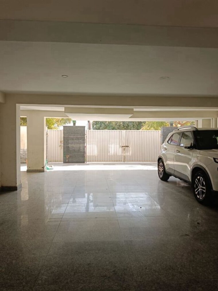  Parking, sector 45 3 Bedroom 2300 Sq.Ft. Builder Floor In Sector 45 Gurgaon 10372359