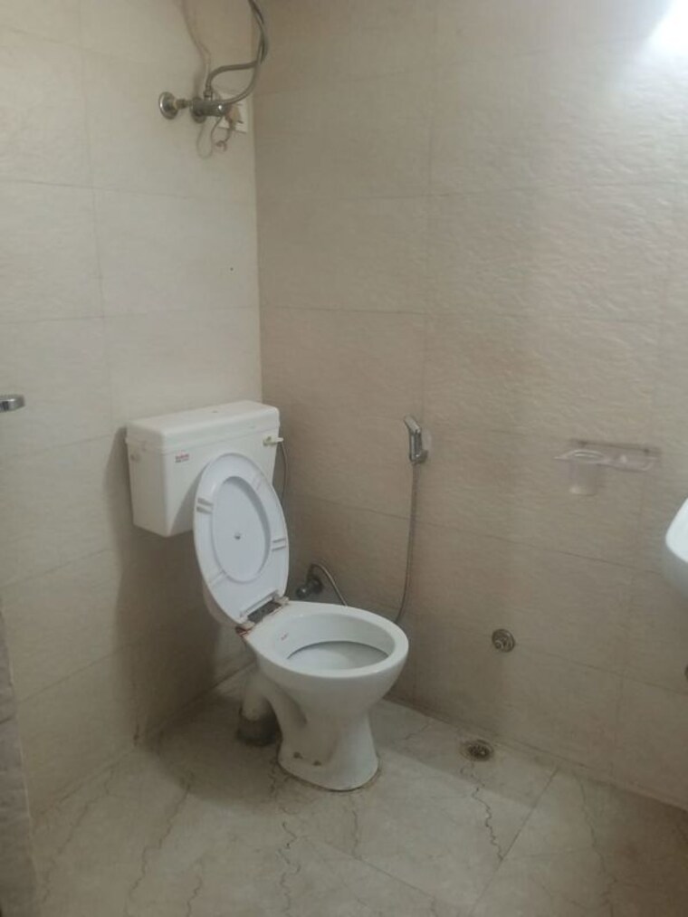 Bathroom, sector 45 2 Bedroom 1000 Sq.Ft. Builder Floor In Sector 45 Gurgaon 10372411