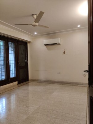 Room in 3 BHK Builder Floor at Safdarjung Enclave – for Rent