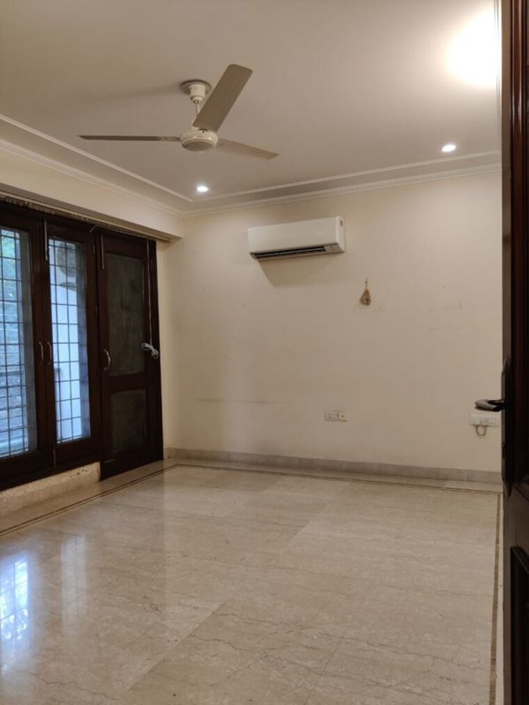 Room, safdarjung enclave 3 Bedroom 2400 Sq.Ft. Builder Floor In Safdarjung Enclave Delhi 10372412