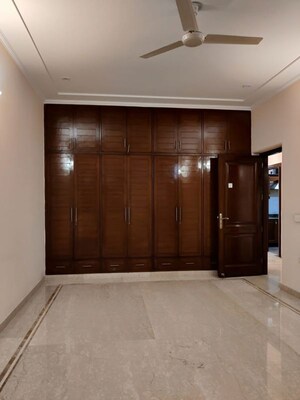 Room in 3 BHK Builder Floor at Safdarjung Enclave – for Rent
