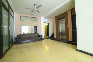 Room in 6+ BHK Independent House at Dlf Phase iv – for Sale