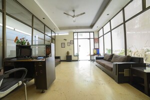 Living Room in 6+ BHK Independent House at Dlf Phase iv – for Sale