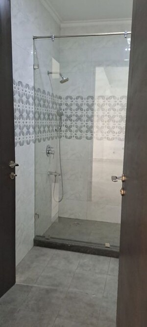 Bathroom in 6+ BHK Independent House at DLF City Phase IV, Dlf Phase iv – for Sale