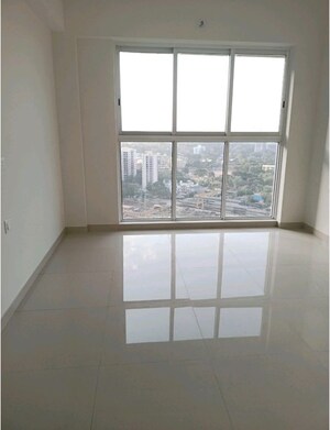 Room in 2 BHK Apartment at Lodha Amara, Kolshet Road – for Sale