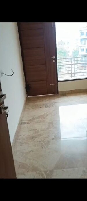 Room in 3 BHK Builder Floor at Sector 51 – for Rent