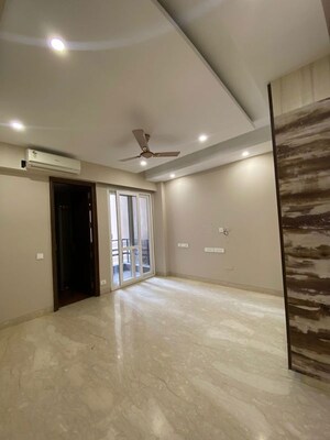 Room in 4 BHK Independent House at Sushant Lok I – for Rent
