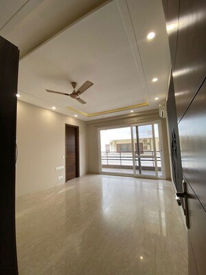 Room in 4 BHK Independent House at Sushant Lok I – for Rent