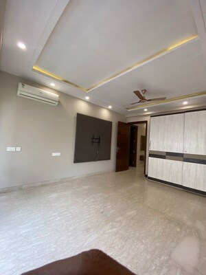 Room in 4 BHK Independent House at Sushant Lok I – for Rent