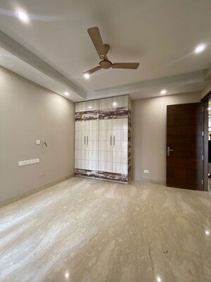 Room in 4 BHK Independent House at Sushant Lok I – for Rent