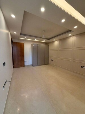 Room in 4 BHK Apartment at BPTP Mansions, Sector 66 – for Sale