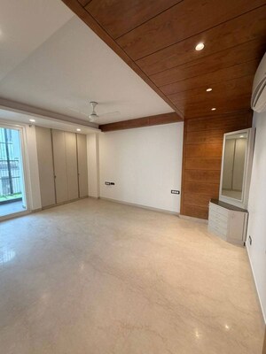 Room in 4 BHK Apartment at BPTP Mansions, Sector 66 – for Sale