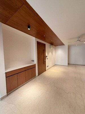 Room in 4 BHK Apartment at BPTP Mansions, Sector 66 – for Sale