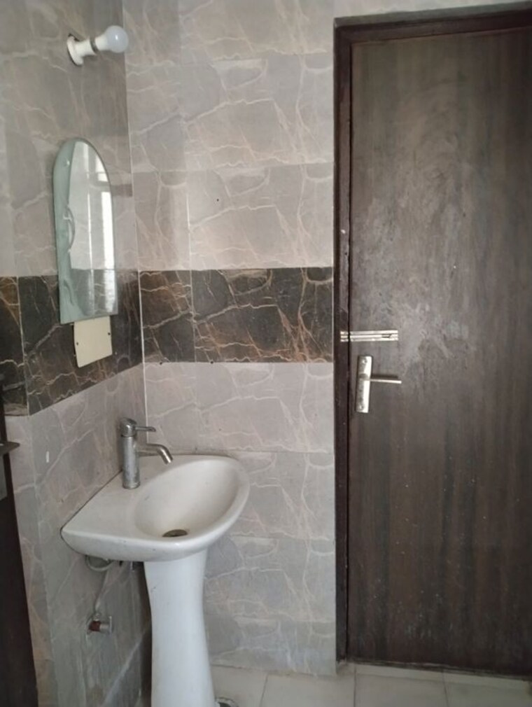 Bathroom, gaur-city-2-14th-avenue 1 Bedroom 530 Sq.Ft. Apartment In Sector 16c Greater Noida Greater Noida 10373051