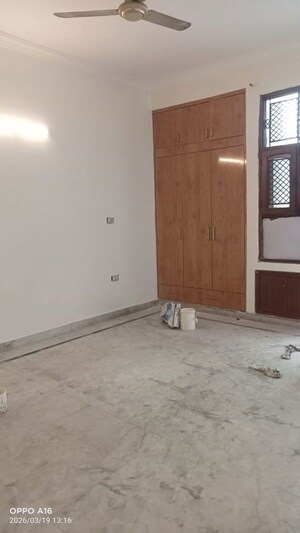 Room in 4 BHK Builder Floor at Janakpuri – for Rent
