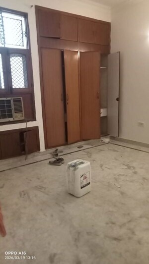 Room in 4 BHK Builder Floor at Janakpuri – for Rent