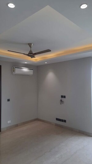 Room in 3 BHK Builder Floor at South City 1 – for Rent