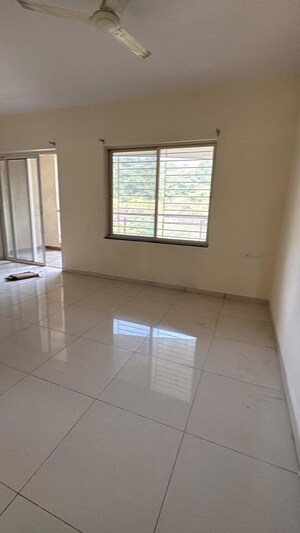 Room in 2 BHK Apartment at Paranjape Forest Trails The Highlands, Bhugaon – for Rent
