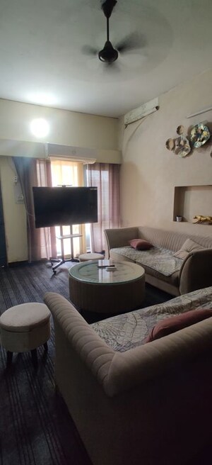 Living Room in 3.5 BHK Builder Floor at Sector 21a – for Rent